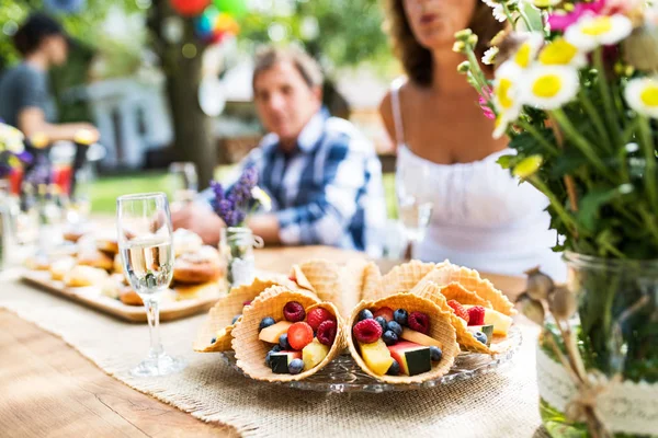 Celebración familiar o una fiesta en el jardín en el patio trasero . —  Fotos de Stock