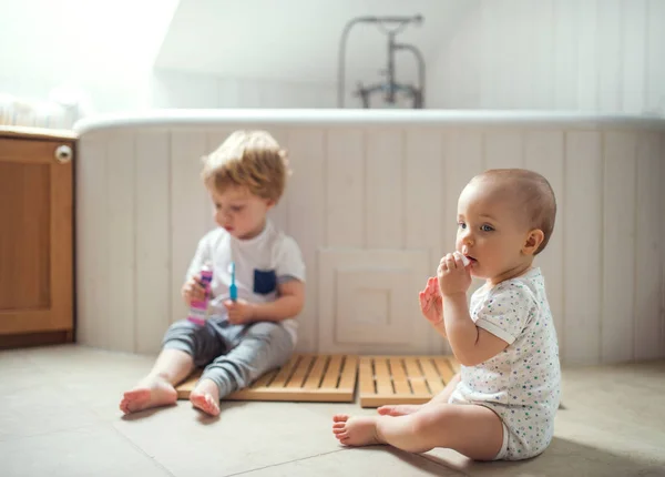 Två småbarn barn borsta tänderna i badrummet hemma. — Stockfoto