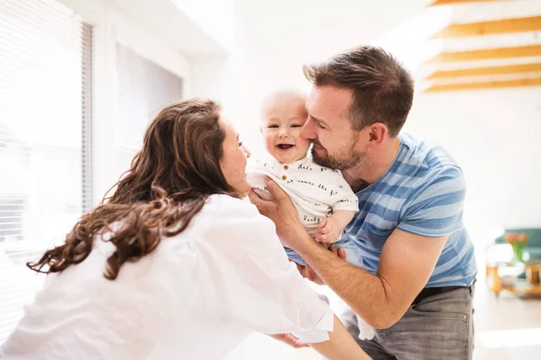 Genç aile evde, erkek bir bebek ile eğlenmek. — Stok fotoğraf