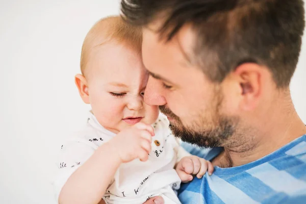 Porträtt av en ung far med en baby-son hemma. Närbild. — Stockfoto