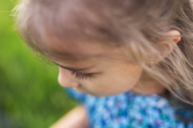 Bahar doğa bahçede küçük bir kız. Yakın çekim.