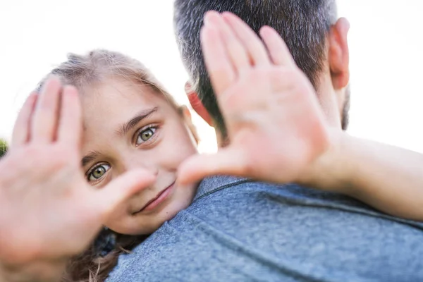 Far med en liten dotter som har kul i vår natur. — Stockfoto