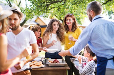 Aileniz ve arkadaşlarınızla yemek yemek bir barbekü partisi dışında üzerinde bir olgun adam.