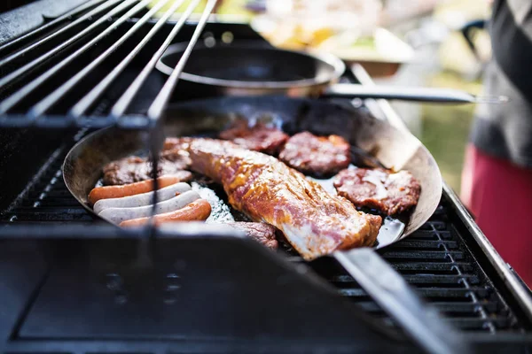 Carne e salsicce alla griglia. Festa in giardino all'aperto nel cortile . — Foto Stock