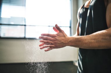 Spor salonu smear genç adam elleriyle magnezyum uygun. Yakın çekim.