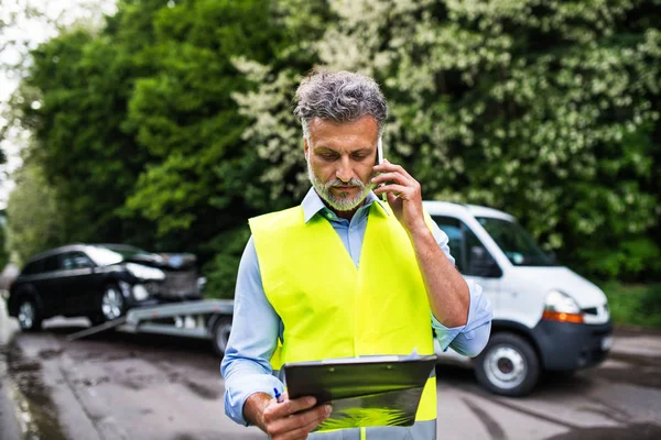 Volwassen man die een telefoontje na een auto-ongeluk. Kopiëren van ruimte. — Stockfoto