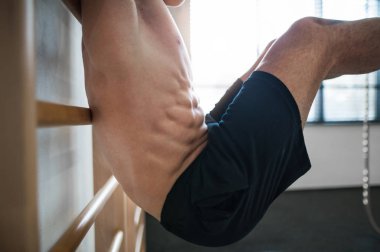 Tanınmayan uygun delikanlı duvar çubukları üzerinde çalışma dışarı spor salonunda.