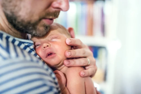 Padre con un bebé recién nacido en casa. Copiar espacio . — Foto de Stock