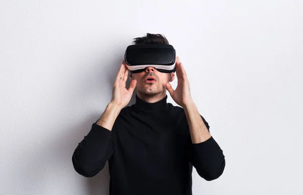 Retrato de un joven con gafas de realidad virtual en un estudio . —  Fotos de Stock