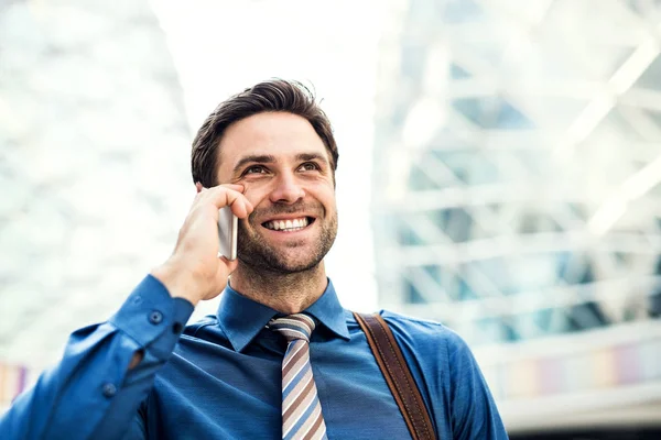 A young businessman with smartphone, making a phone call. Copy space. — Stock Photo, Image