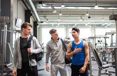 Modern crossfit salonunda genç arkadaşlar birbirlerini tebrik.