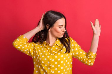 Studio kapalı gözleri ve elleri havada ile genç bir kadın.