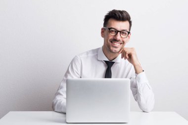 Laptop bir stüdyoda olan genç bir adam portresi çalışma.