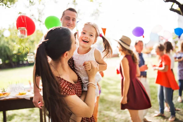 Fête de famille ou garden party dans la cour . — Photo