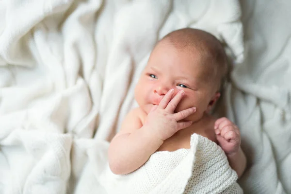 Yeni doğan bebek yatak, beyaz bir battaniye ile örtülü yatan. Üstten görünüm. — Stok fotoğraf