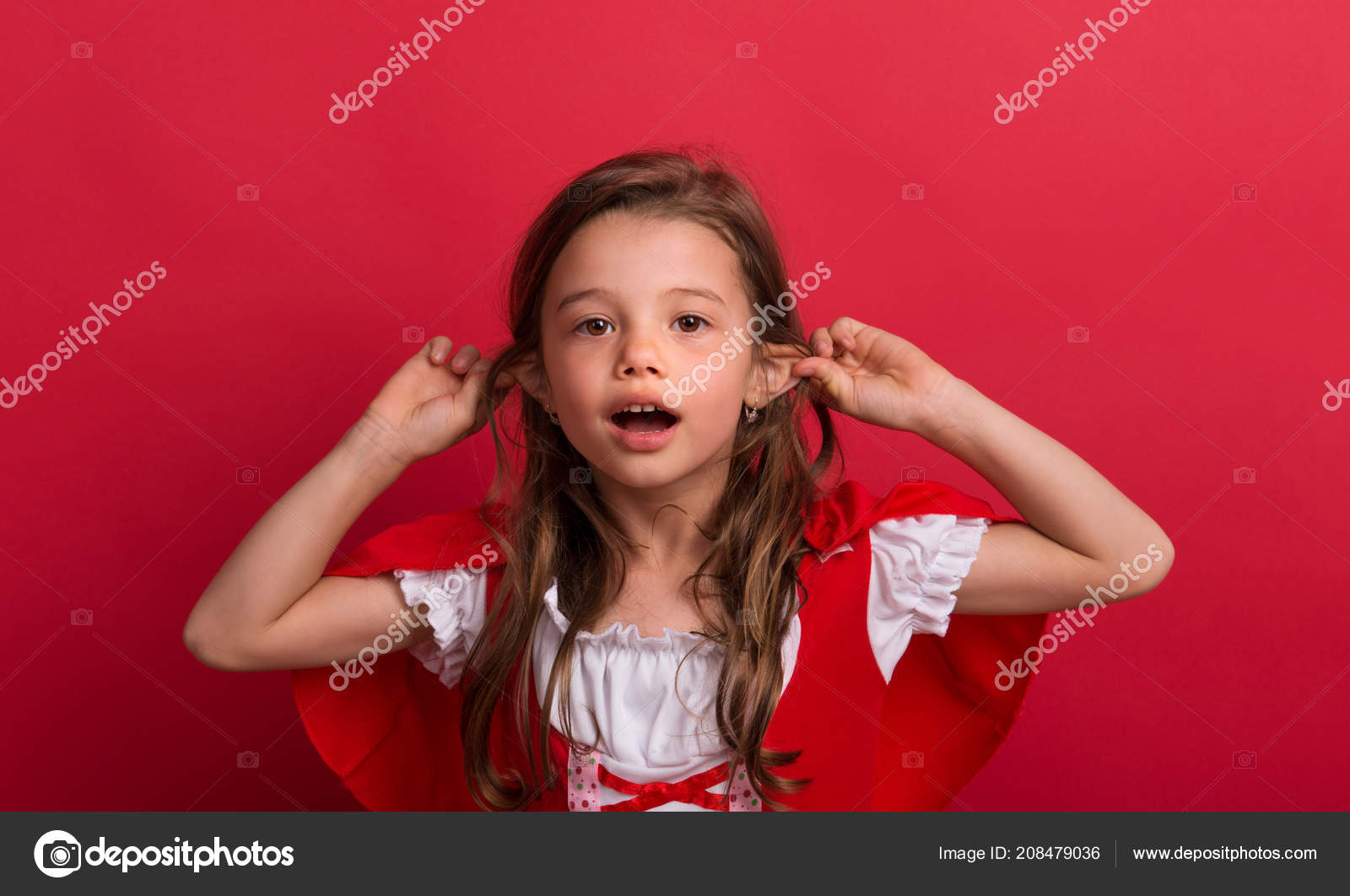 Caricatura De Una Niña Con Cabello Rosa Y Una Morada