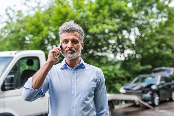 Hombre maduro haciendo una llamada telefónica después de un accidente de coche. Copiar espacio . — Foto de Stock