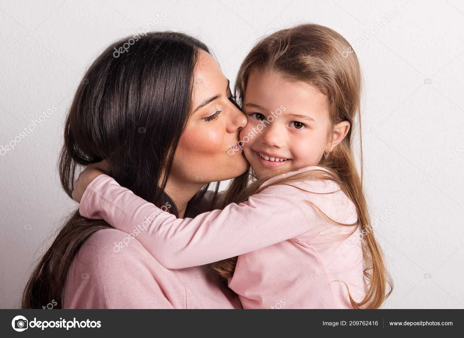 妈妈在豪华的春天庭院里拥抱亲吻女儿 库存照片. 图片 包括有 开花, 妈妈, 父项, 申请人, 成人, 少许 - 64484774