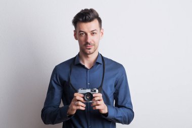 Bir kamera ile bir stüdyoda genç bir adam portresi. Kopya alanı.