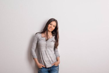Studio beyaz zemin üzerine güzel bir genç kadın portresi.