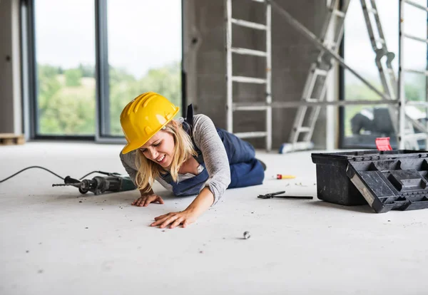 Accident d'une travailleuse sur le chantier . — Photo