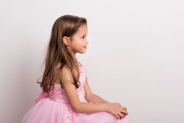 Portrait d'une petite fille en studio sur fond blanc . — Photo