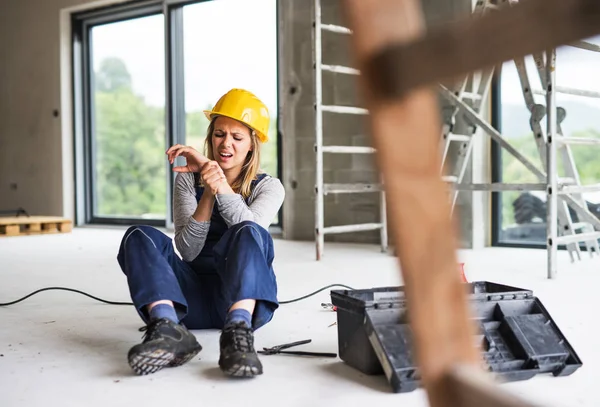 An accident of a woman worker at the construction site. — Stock Photo, Image