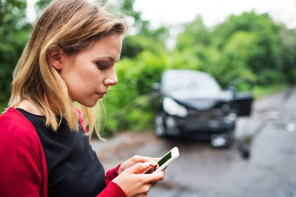 Zbliżenie Młoda Kobieta Smartphone Przez Uszkodzonego Samochodu Wypadku Samochodowym Wysyłanie — Zdjęcie stockowe