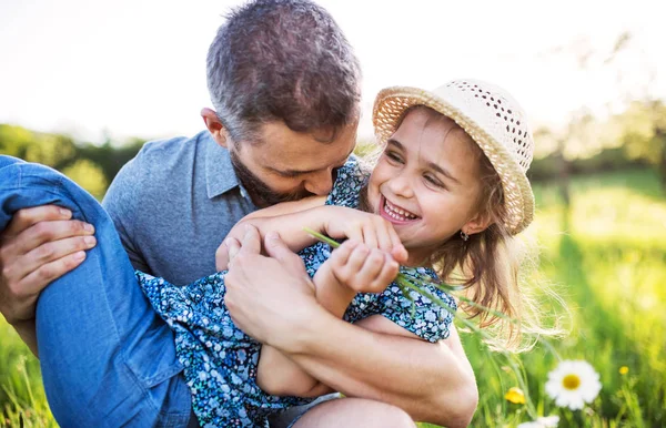 Отец с маленькой дочерью веселятся на весенней природе . — стоковое фото