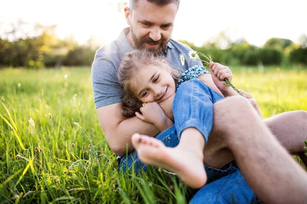 Pai com uma filha pequena se divertindo na natureza primavera . — Fotografia de Stock