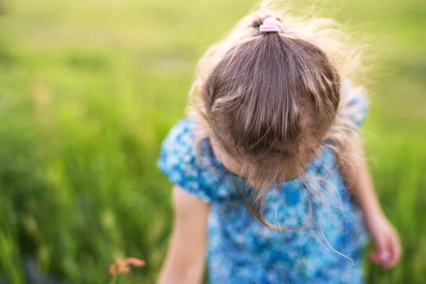 Uma menina pequena no jardim na natureza da primavera. Fechar . — Fotografia de Stock
