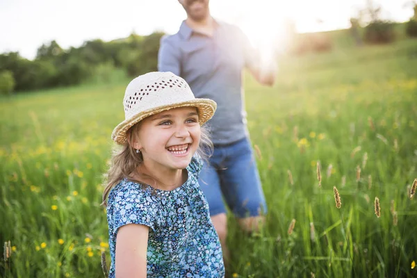 Father with a small daughter running in spring nature. — Stock Photo, Image