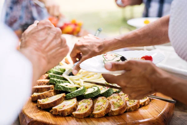 Uroczystości rodzinne lub garden party poza na podwórku. — Zdjęcie stockowe