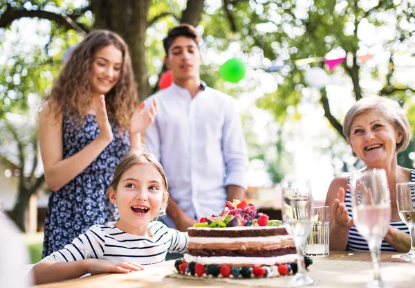 Uroczystości rodzinne lub garden party poza na podwórku. — Zdjęcie stockowe