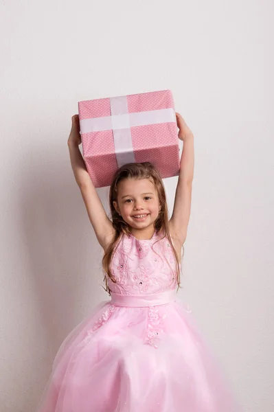 Retrato Uma Menina Segurando Presente Uma Caixa Embrulhada Cabeça Estúdio — Fotografia de Stock