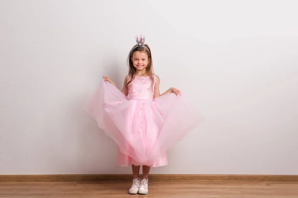 Felice piccola principessa ragazza con fascia corona in studio su sfondo bianco . — Foto Stock