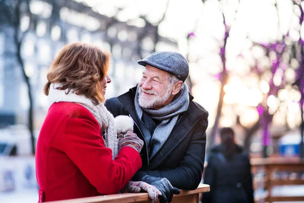 Cuplu în vârstă la o plimbare într-un oraș în timpul iernii . — Fotografie, imagine de stoc