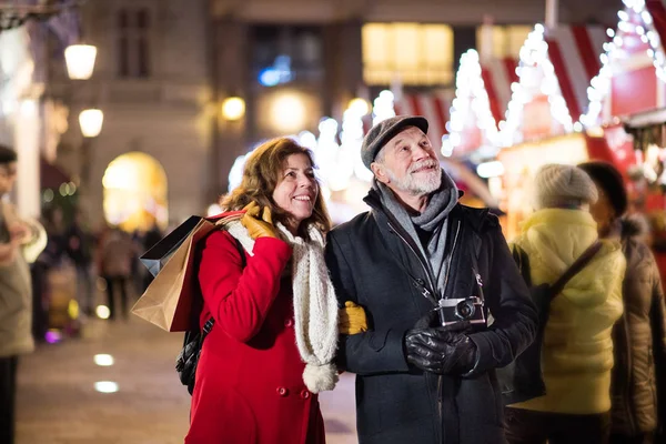 Šťastný Pár Senior Procházku Večerní Město Zimě — Stock fotografie