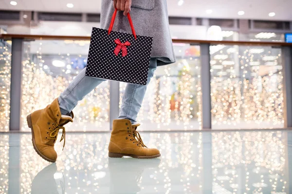 Senior kobieta z torby robi zakupy świąteczne. — Zdjęcie stockowe