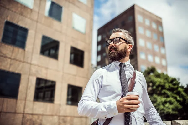 Hipster επιχειρηματίας με καφέ στέκεται στο δρόμο του Λονδίνου. Χώρο αντίγραφο. — Φωτογραφία Αρχείου