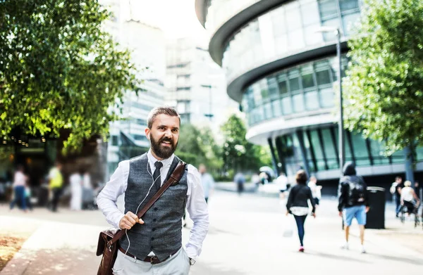 Hipster επιχειρηματίας με ακουστικά περπάτημα στο δρόμο στο Λονδίνο. — Φωτογραφία Αρχείου