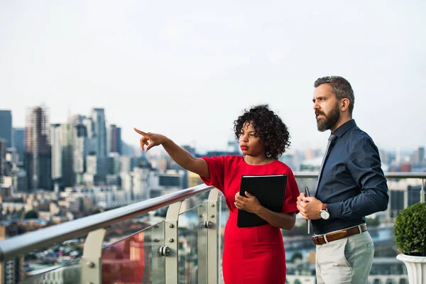 Un retrato de dos empresarios frente al panorama londinense . —  Fotos de Stock