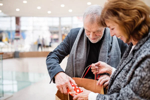 Ezzel együtt a karácsonyi bevásárlás boldog idősebb pár. — Stock Fotó