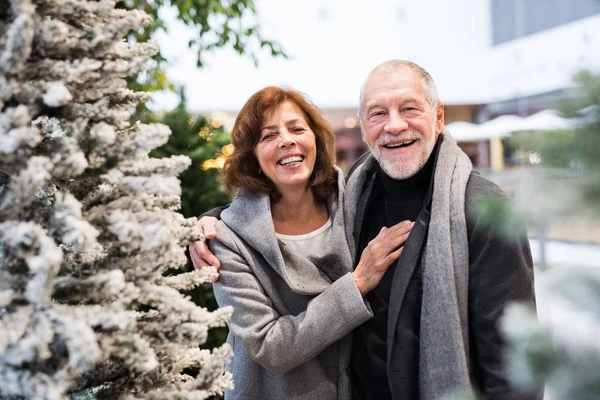 Feliz casal sênior fazendo compras de Natal juntos . — Fotografia de Stock