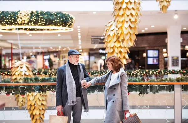 一对老夫妇在圣诞节购物 手牵着手 圣诞节购物中心 — 图库照片