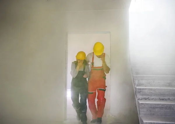 Woman and man workers suffocating at the construction site. — Stock Photo, Image