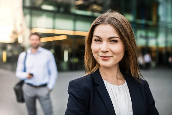 Retrato de una joven empresaria al aire libre frente a un edificio . — Foto de Stock