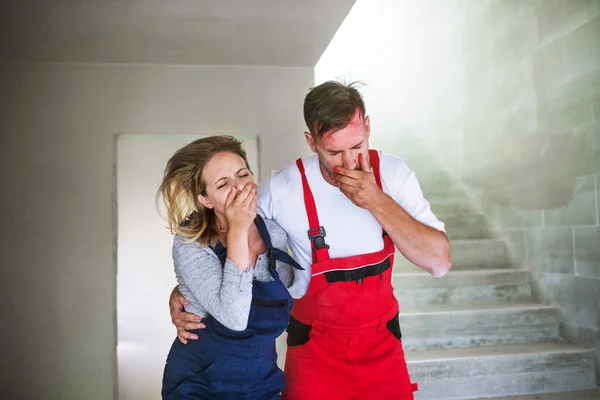 Vrouw en man werknemers verstikkende op de bouwplaats. — Stockfoto