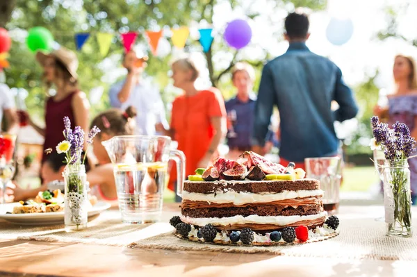 Celebração familiar ou uma festa no jardim no quintal . — Fotografia de Stock