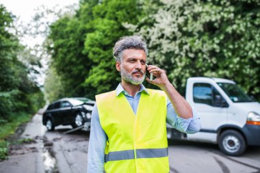 Olgun adam bir araba kazasından sonra bir telefon görüşmesi. Kopya alanı.